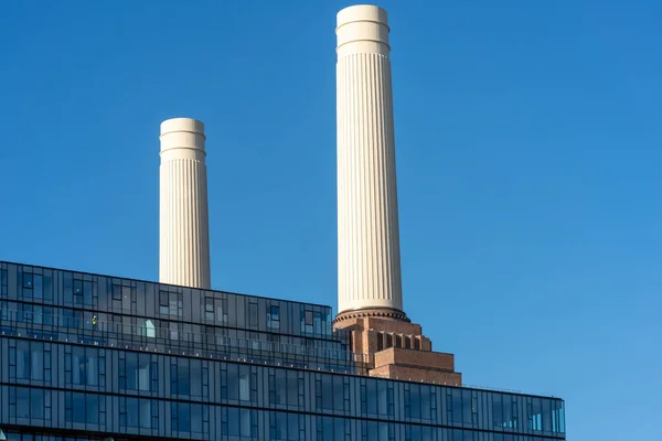 英国伦敦Battersea电站烟囱与蓝天的对比 — 图库照片