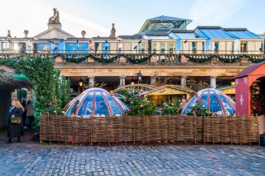 LONDON, İngiltere - 11 Kasım 2021: Covent Garden, Londra 'nın restoranları, dükkanları ve canlı eğlence merkezleriyle bilinen en popüler alışveriş ve turizm merkezlerinden biri Noel için dekore edilmiştir.