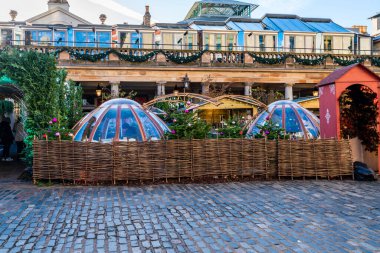 LONDON, İngiltere - 11 Kasım 2021: Covent Garden, Londra 'nın restoranları, dükkanları ve canlı eğlence merkezleriyle bilinen en popüler alışveriş ve turizm merkezlerinden biri Noel için dekore edilmiştir.