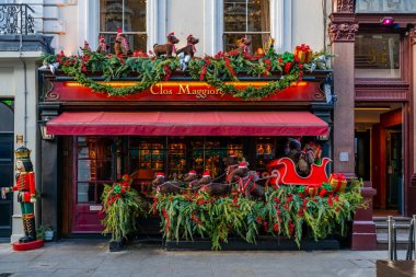 LONDON, İngiltere - 11 Kasım 2021: Clos Maggiore, Londra 'nın Covent Garden' ındaki modern bir Fransız restoranı Noel için dekore edilmiştir..