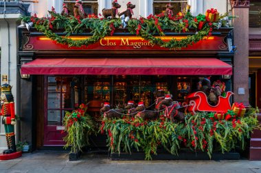 LONDON, İngiltere - 11 Kasım 2021: Clos Maggiore, Londra 'nın Covent Garden' ındaki modern bir Fransız restoranı Noel için dekore edilmiştir..