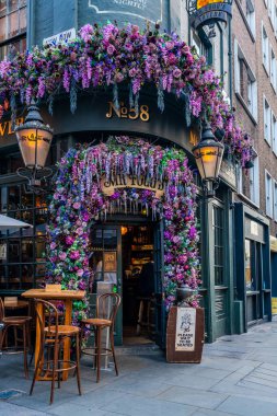 Londra, İngiltere - 11 Kasım 2021: Bay Fogg 'un Tavernası, kaşif Phileus Fogg' un etrafında kurulmuş eski tarz bir taverna ve Londra 'daki Mayfair' de İngiliz barı kapma servisi Noel için dekore edildi..
