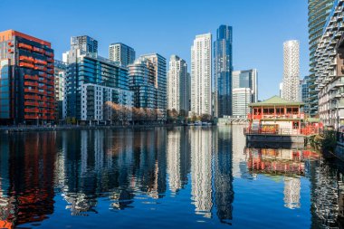 LONDON, UK - 25 Kasım 2021: Canary Wharf 'ın modern gökdelenleri, Londra' daki Millwall Inner Rıhtımı boyunca görülen finans merkezi