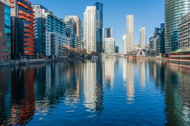 LONDON, UK - 25 Kasım 2021: Canary Wharf 'ın modern gökdelenleri, Londra' daki Millwall Inner Rıhtımı boyunca görülen finans merkezi
