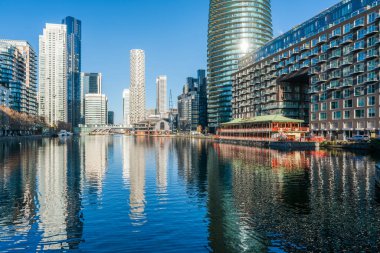 LONDON, UK - 25 Kasım 2021: Canary Wharf 'ın modern gökdelenleri, Londra' daki Millwall Inner Rıhtımı boyunca görülen finans merkezi