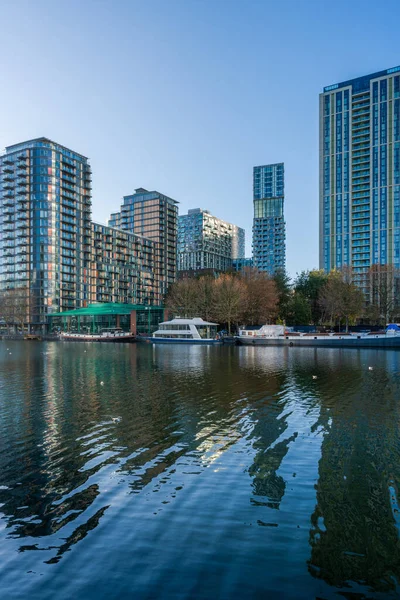 LONDON, UK - 25 Kasım 2021: Canary Wharf 'ın modern gökdelenleri, Londra' daki Millwall Inner Rıhtımı boyunca görülen finans merkezi