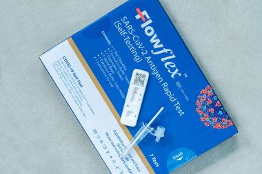 Londra, İngiltere - 30 Kasım 2021: Hızlı yanal akış testi cihazı negatif sonuç verdi. Hızlı testler COVID-19 'u olup olmadığını kontrol etmeye ve semptomları olmayan kişilerde vaka bulmaya yardımcı olur.