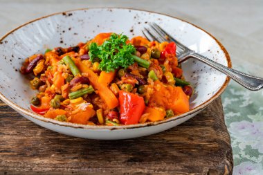 Dumanlı vejetaryen jambalaya.