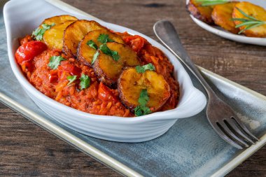 Kızarmış muzlu jollof pilav - baharatlı vejetaryen Afrika pilav yemeği