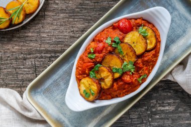 Kızarmış muzlu jollof pilav - baharatlı vejetaryen Afrika pilav yemeği