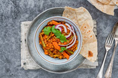 Vejetaryen yeşil körili mercimek ve yeşil ekmek.