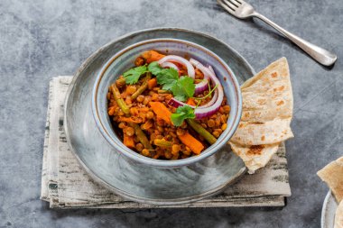 Vejetaryen yeşil mercimek ve yeşil ekmek.