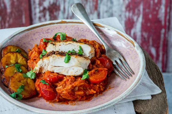 Jollof Rijst Pittige Afrikaanse Rijstschotel Met Geroosterde Kipfilet Gefrituurde Weegbree — Stockfoto