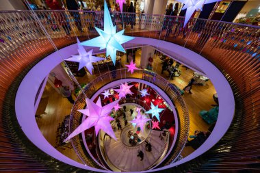 Londra, İngiltere - 04 Aralık 2021 Fortnum ve Mason Noel için dekore edilmiştir. 1707 'de Piccadilly Londra' da William Fortnum ve Hugh Mason tarafından kuruldu.