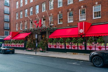 Londra, İngiltere - 04 Aralık 2021: 34 Mayfair 'deki ünlü ızgara restoranı Noel için dekore edildi