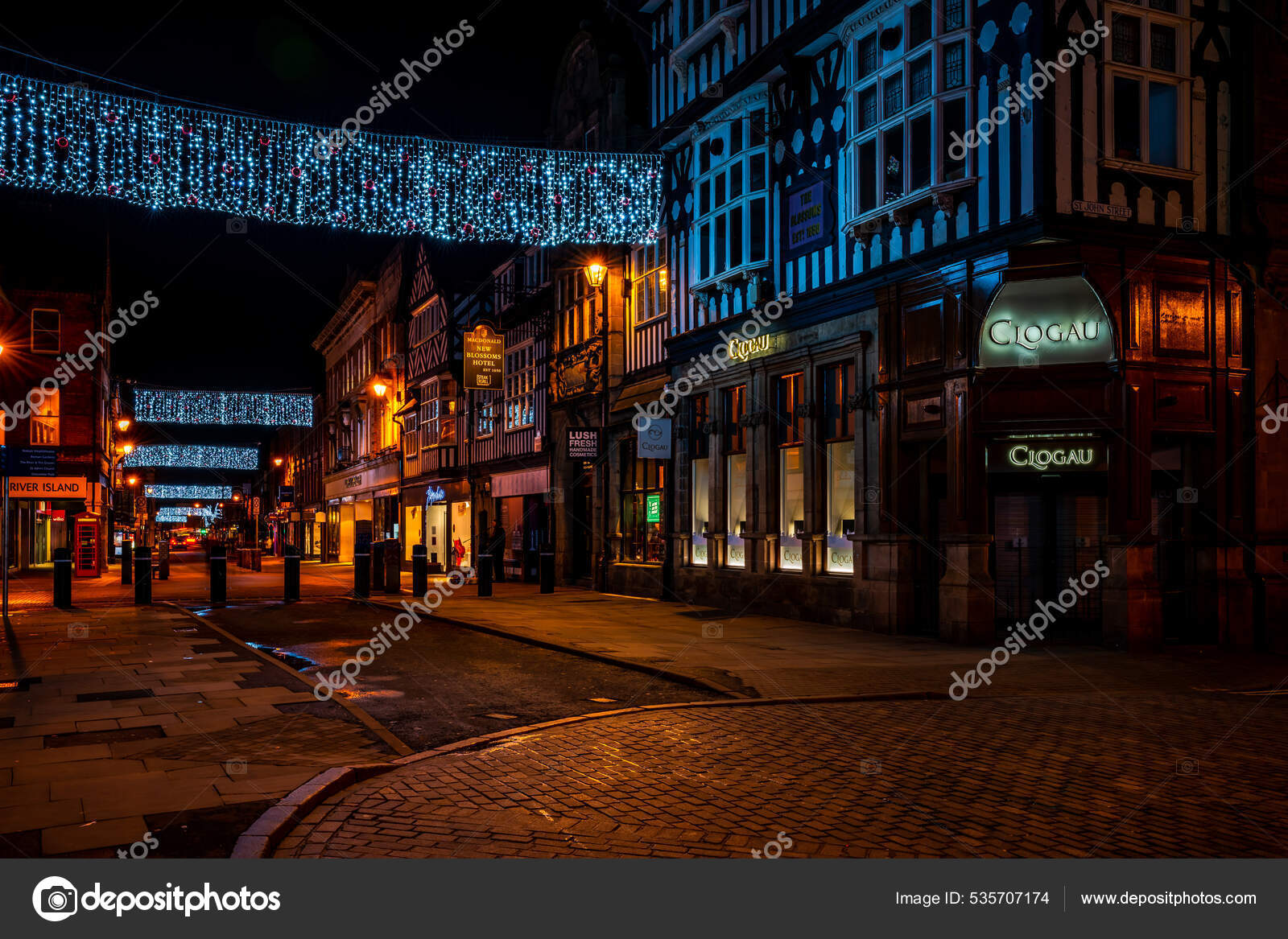 Chester Cheshire Diciembre 2021 Filas Luces Colgantes Navidad — Foto editorial de stock © RubinowaDama #535707174