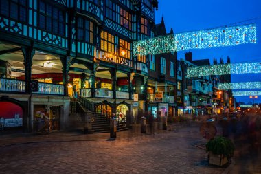 CHESTER, CheSHIRE, İngiltere - 05 Aralık 2021: Chester 'ın ünlü eski kasabası Tarlalar' ın festival sezonu süslemeleri