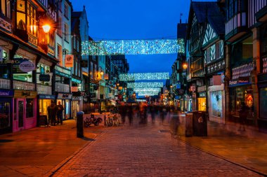 CHESTER, CheSHIRE, İngiltere - 05 Aralık 2021: Chester 'ın ünlü eski kasabası Tarlalar' ın festival sezonu süslemeleri