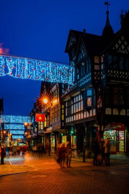 CHESTER, CheSHIRE, İngiltere - 05 Aralık 2021: Chester 'ın ünlü eski kasabası Tarlalar' ın festival sezonu süslemeleri