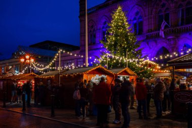 CHESTER, CheSHIRE, İngiltere - 05 Aralık 2021: İnsanlar festival sezonunda kasaba meydanının dışındaki ve Chester Katedrali yakınlarındaki Noel pazarına gitmenin keyfini çıkarıyorlar