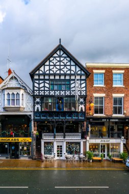 CHESTER, CheSHIRE, İngiltere - 06 Aralık 2021: Chester Bridge Caddesi 'ndeki eski' Sanat Galerisi 'binasında üzerinde 