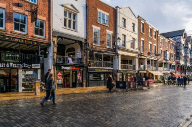 CHESTER, CheSHIRE, İngiltere - 06 Aralık 2021: Tarihi Chester kasabasındaki The Rows dükkanlarının sokak manzarası geleneksel siyah-beyaz kereste çerçeveli Tudor tarzı binalar Noel için dekore edildi