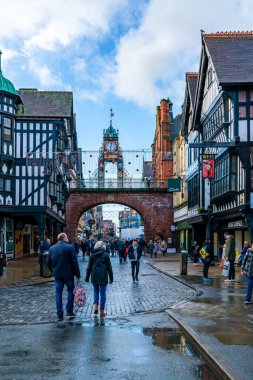 CHESTER, CheSHIRE, İngiltere - 06 Aralık 2021: Eastgate saat kulesi ve Chester 'ın eski kasabasını ünlü Rows mağazalarıyla donatan Noel ışıkları manzarası