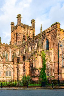 Chester, Cheshire, İngiltere 'de bulunan Chester Katedrali ve Kutsal Bakire Meryem' e adanmıştır..