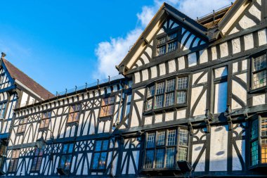 Geleneksel siyah-beyaz kereste çerçeveli Tudor tarzı binalar Chester, İngiltere 'de