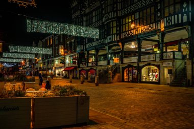 CHESTER, CheSHIRE, İngiltere - 06 Aralık 2021: Chester 'ın ünlü eski kasabası Tarlalar' ın festival sezonu süslemeleri