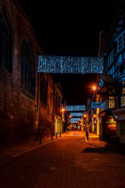 CHESTER, CheSHIRE, İngiltere - 06 Aralık 2021: Chester 'ın ünlü eski kasabası Tarlalar' ın festival sezonu süslemeleri