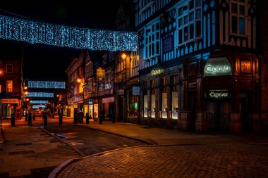 CHESTER, CheSHIRE, İngiltere - 06 Aralık 2021: Chester 'ın ünlü eski kasabası Tarlalar' ın festival sezonu süslemeleri