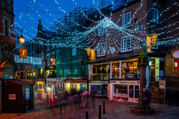 CHESTER, CheSHIRE, İngiltere - 05 Aralık 2021: Chester 'ın ünlü eski kasabası, akşam karanlığında Saflar' ı süsleyen Noel ışıklarının asıldığı sıralar.