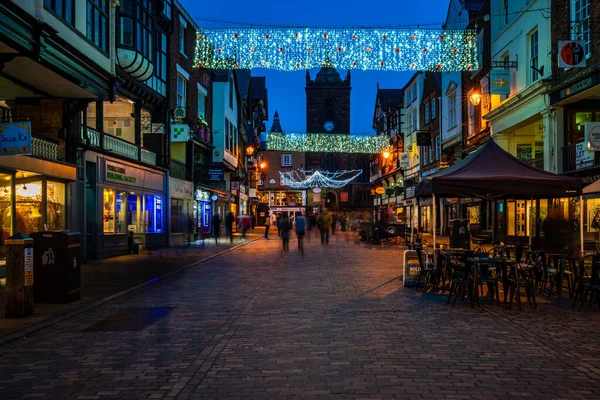 CHESTER, CheSHIRE, İngiltere - 05 Aralık 2021: Chester 'ın ünlü eski kasabası Tarlalar' ın festival sezonu süslemeleri
