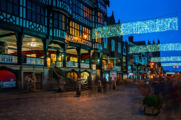 CHESTER, CheSHIRE, İngiltere - 05 Aralık 2021: Chester 'ın ünlü eski kasabası Tarlalar' ın festival sezonu süslemeleri