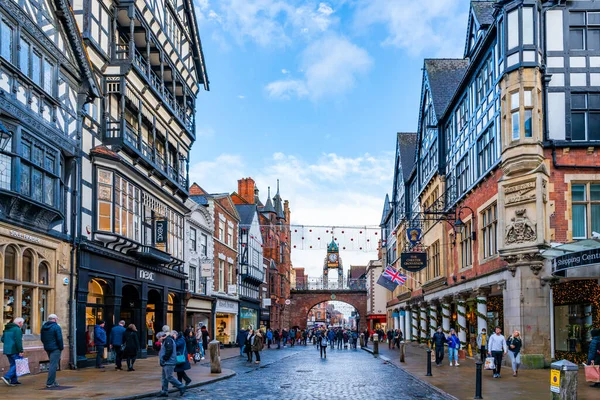 CHESTER, CheSHIRE, İngiltere - 06 Aralık 2021: Eastgate saat kulesi ve Chester 'ın eski kasabasını ünlü Rows mağazalarıyla donatan Noel ışıkları manzarası
