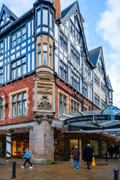 CHESTER, CheSHIRE, İngiltere - 06 Aralık 2021: Alışveriş yapanlar, bayram sezonunda Noel için süslenmiş Chester 's Grosvenor Alışveriş Merkezi' ne giderler