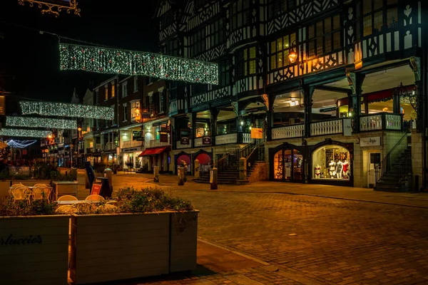 CHESTER, CheSHIRE, İngiltere - 06 Aralık 2021: Chester 'ın ünlü eski kasabası Tarlalar' ın festival sezonu süslemeleri