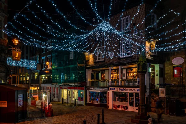 CHESTER, CheSHIRE, İngiltere - 06 Aralık 2021: Chester 'ın ünlü eski kasabası Tarlalar' ın festival sezonu süslemeleri