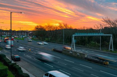 Londra, İngiltere 'de Kuzey Circular Yolu üzerinde dramatik gün doğumu