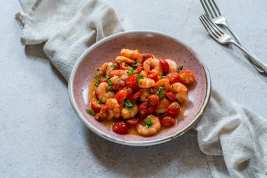 Domatesli dev kral karides ve maydanozlu sarımsak.