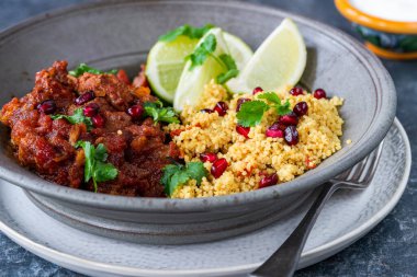 Limonlu ve nar aromalı Fas kuzu güveç.