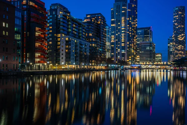 London January 2022 Evening View Modern Skyscrapers Millwall Inner Dock – stockfoto