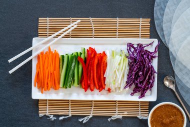 Vejetaryen Vietnam böreği, havuç, salatalık, kırmızı lahana, taze soğan ve baharatlı sos. Sağlıklı beslenme