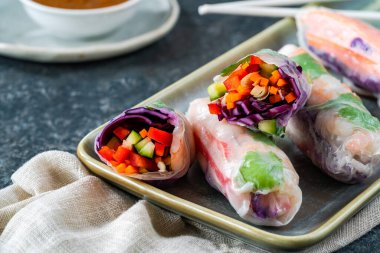 Vietnam börekleri, karides, havuç, salatalık, kırmızı lahana ve baharatlı sos. Sağlıklı beslenme