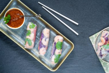 Vietnam börekleri, karides, havuç, salatalık, kırmızı lahana ve baharatlı sos. Sağlıklı beslenme