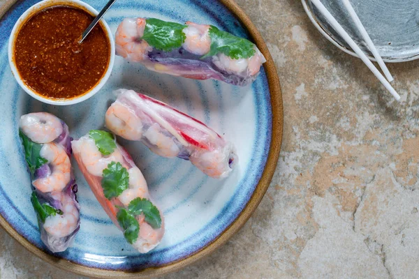 Vietnam Börekleri Karides Havuç Salatalık Kırmızı Lahana Baharatlı Sos Sağlıklı — Stok fotoğraf