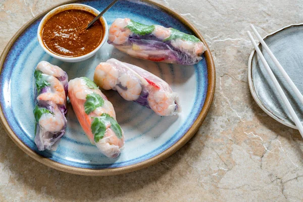 Vietnam Usulü Karides Havuç Salatalık Kırmızı Lahana Baharatlı Sos Sağlıklı — Stok fotoğraf