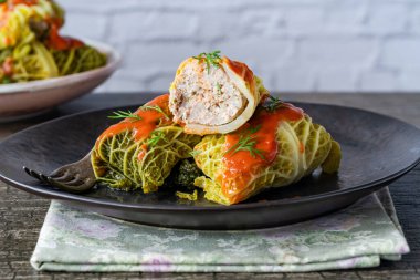 Goabki, klasik Polonya lahana rulosu. Domates soslu domuz ve pirinçle doldurulmuş.