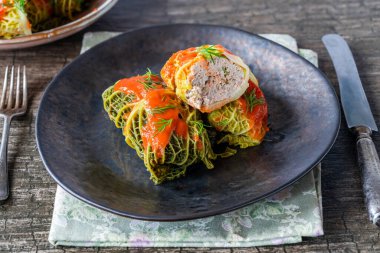 Goabki, klasik Polonya lahana rulosu. Domates soslu domuz ve pirinçle doldurulmuş.